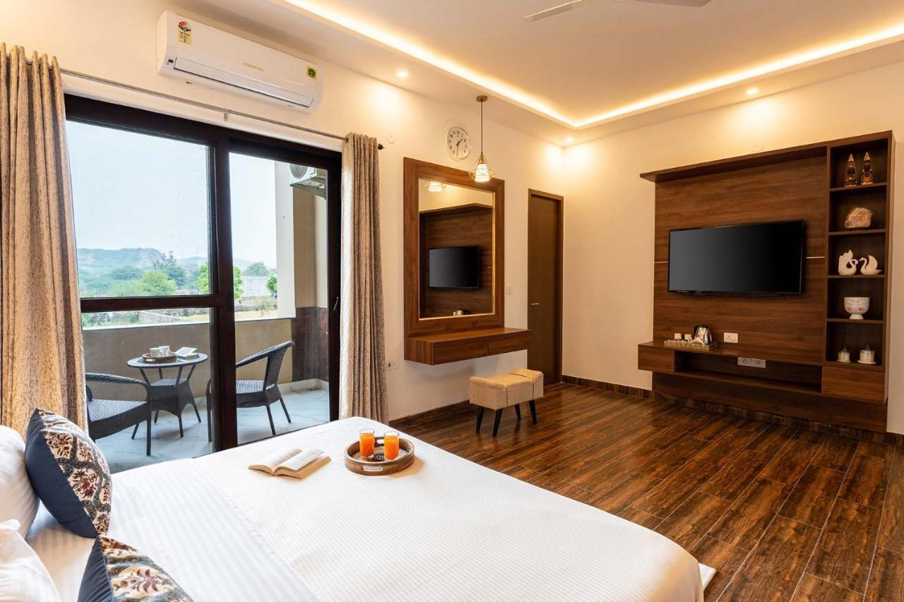 Brookvale Manor By Stayvista - Private Pool Haven With Endless Views & Indoor Fun Sohna Exterior foto