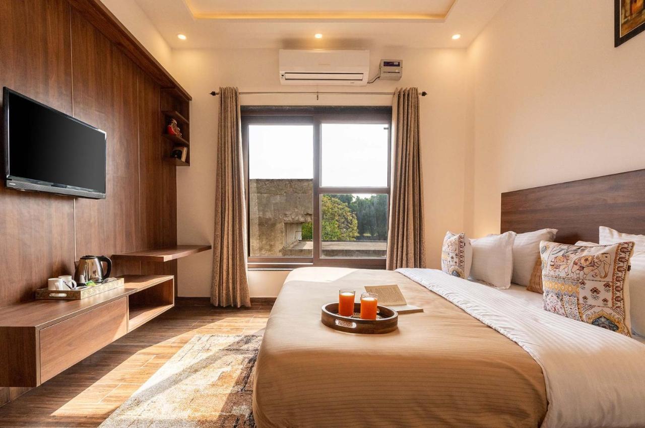 Brookvale Manor By Stayvista - Private Pool Haven With Endless Views & Indoor Fun Sohna Exterior foto